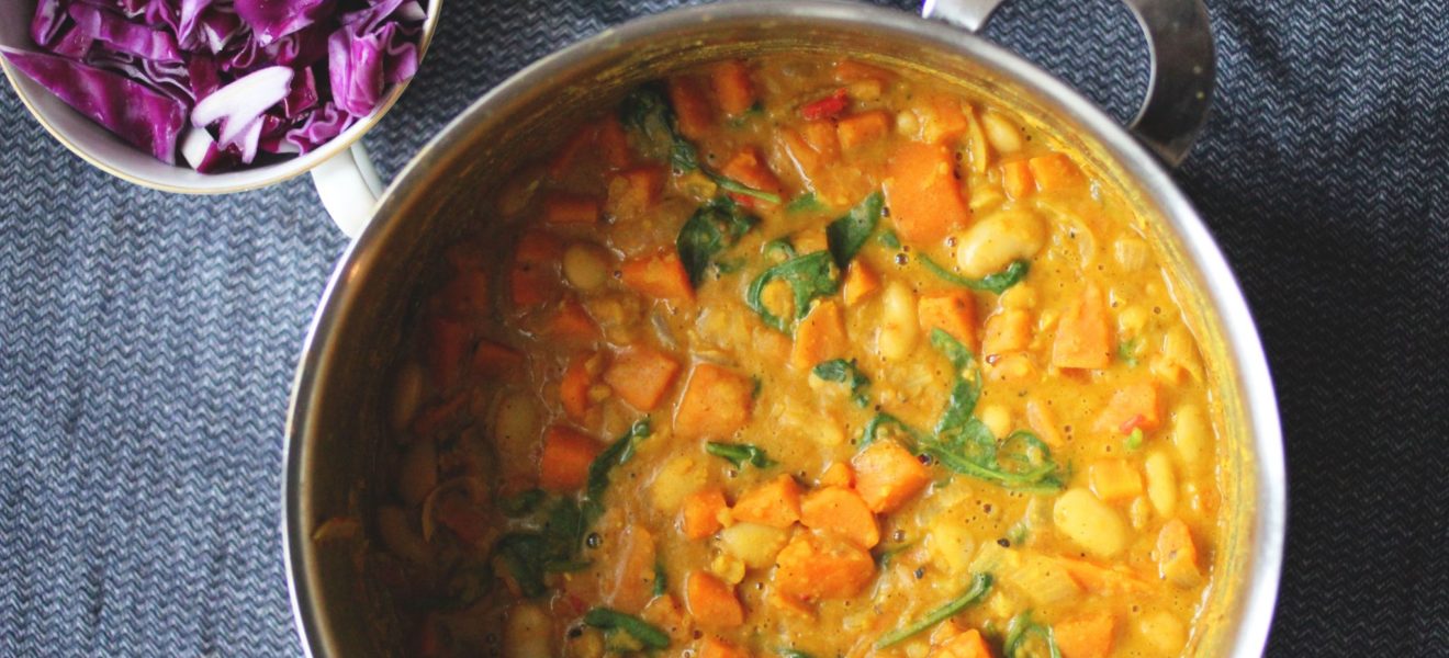 Gul curry med søtpotet & bønner