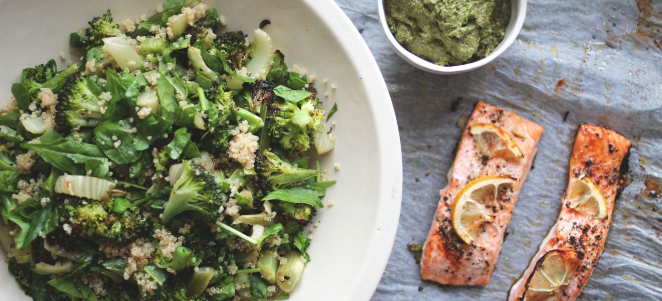 Ovnsbakt brokkoli- og fennikelsalat med laks og pesto