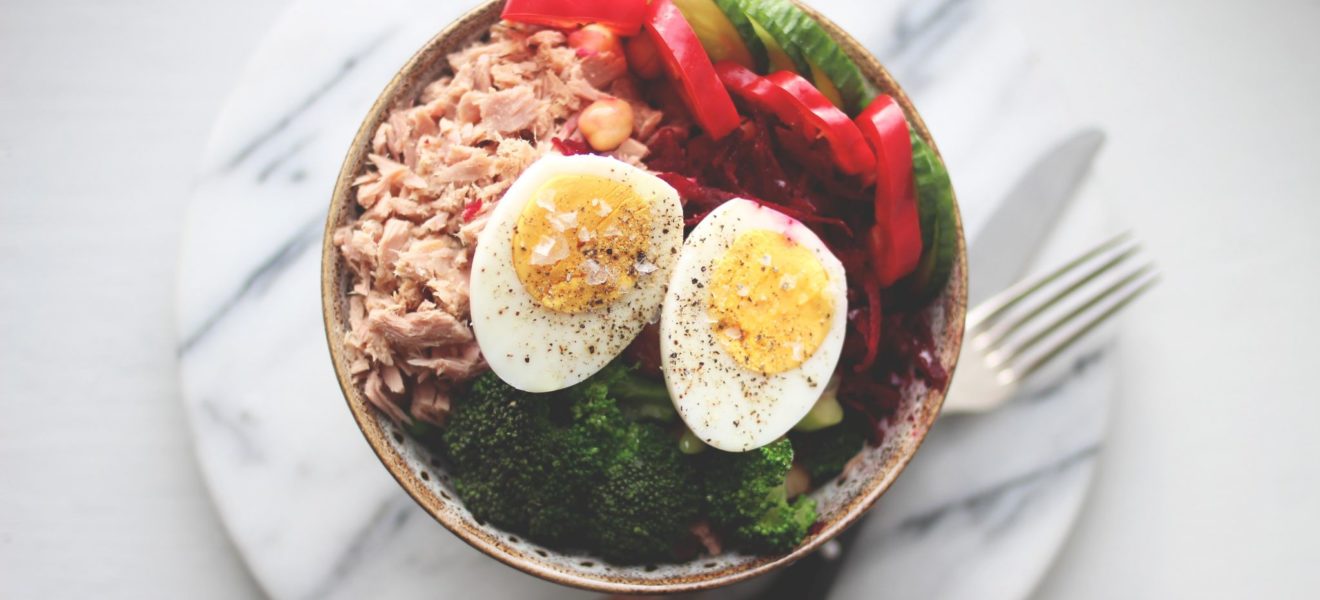 Proteinrik lunsjsalat med tunfisk, egg & rødbete