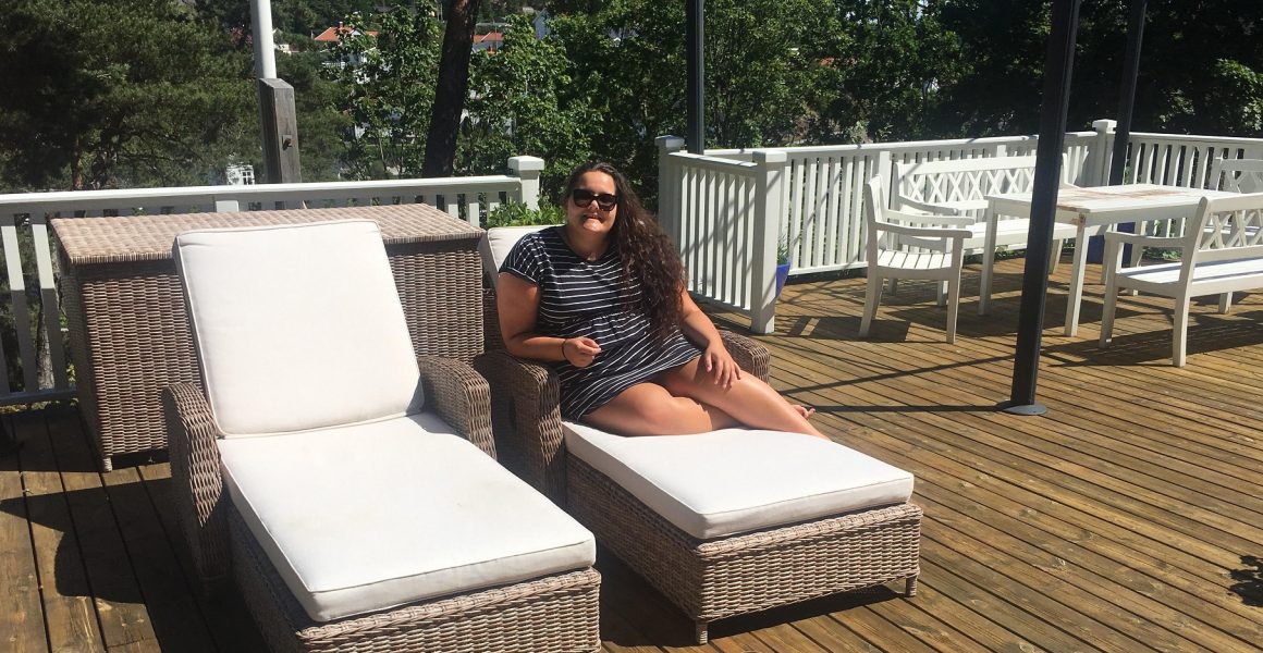kvinne sitte ute sommer sol solseng veranda