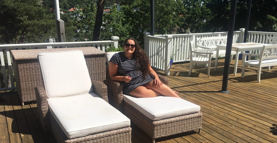 kvinne sitte ute sommer sol solseng veranda