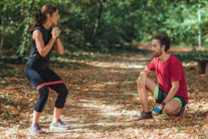 utendørs trening i sommerferien med et treningsstrikk