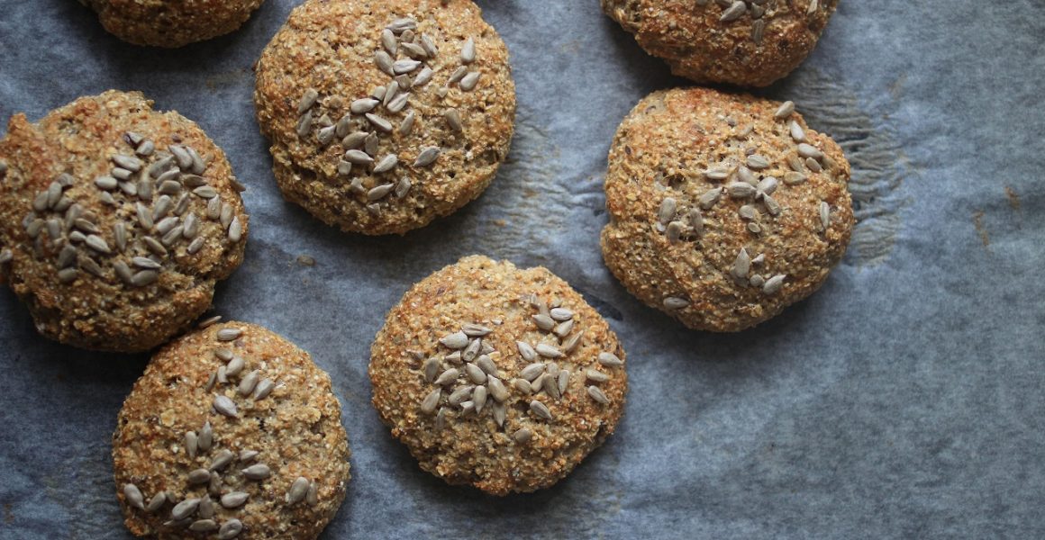 rundstykker på bakepapir i langpanne