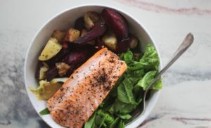 ovnsbakt laks i bolle med rotgrønnsaker og salat