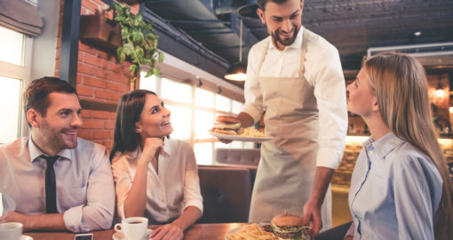 venner på restaurant, servitør serverer burger