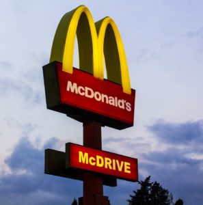 McDonalds skilt drive through