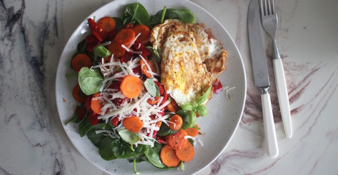 stekt egg og salat