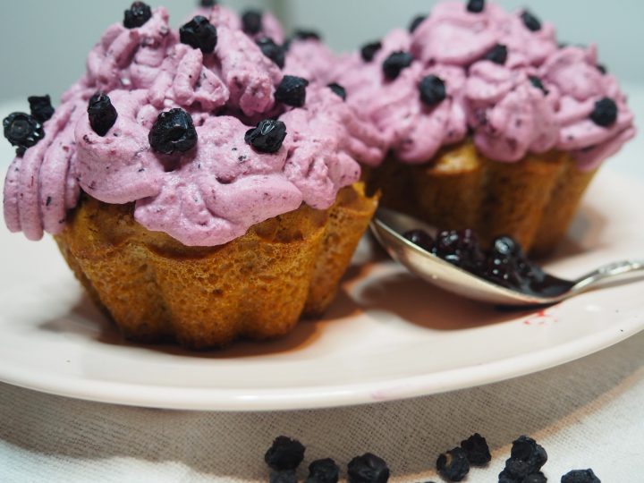 Peanøttmuffins med blåbærkrem – uten sukker