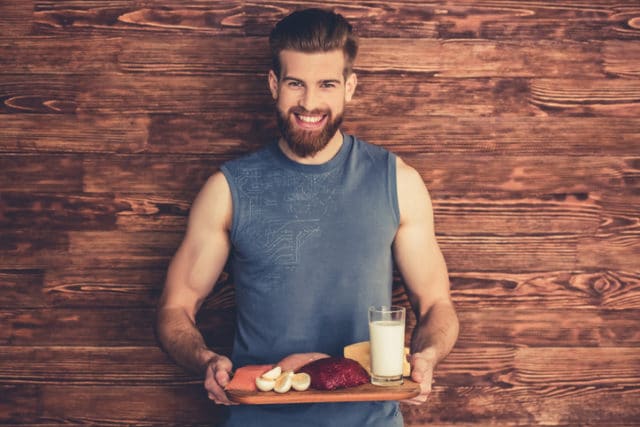 smart kosthold, mann med proteinrike matvarer