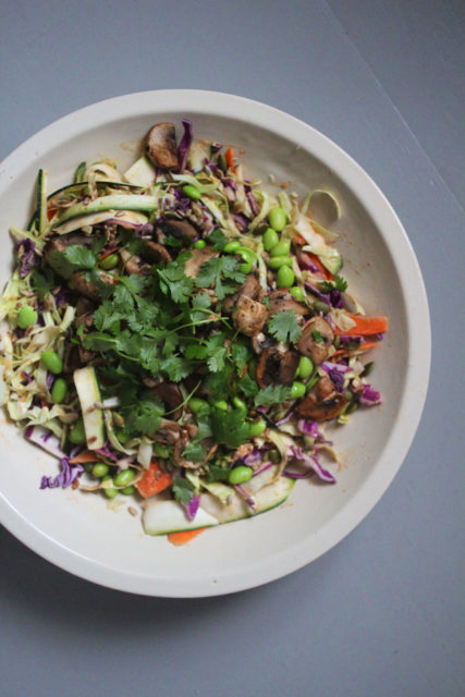 Råkostsalat med peanøttsaus