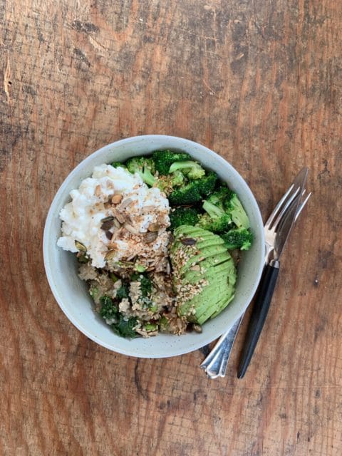 proteinrik vegetarsalat med quinoa, cottage cheese og avokado
