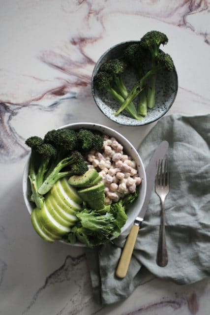 grillet brokkolisalat med tahinimarinerte bønner