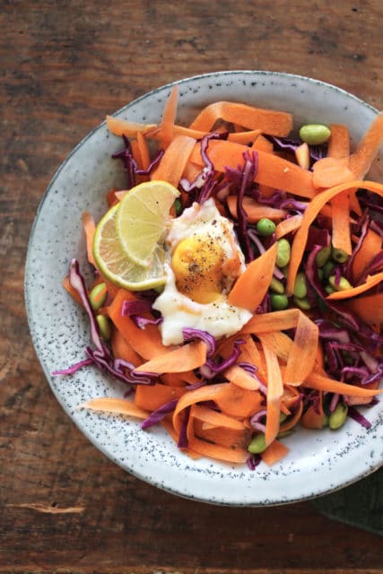 Kålsalat med speilegg servert på et fat