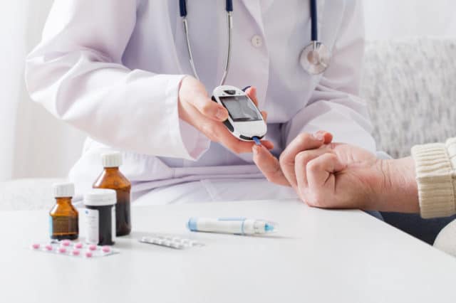 Det er aldri for sent å lære noe nytt. Måle blodsukker hos diabetessykepleier