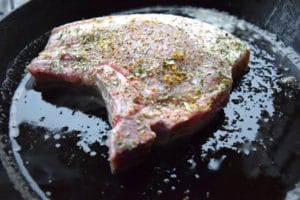 Svinekoteletter med kapers-saus