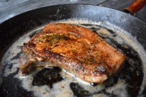 Svinekoteletter med kapers-saus