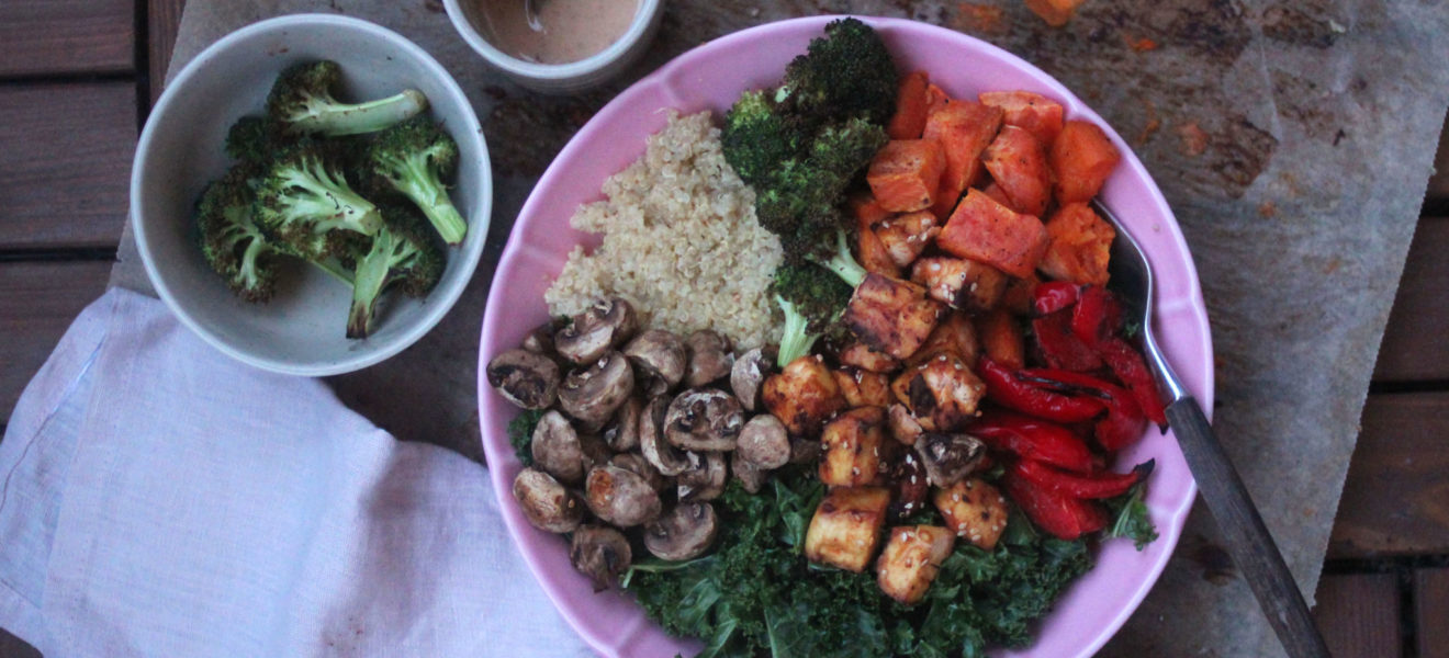 Middags-bowl med grønnkål, bakte grønnsaker, spicy tofu og ingefærdressing