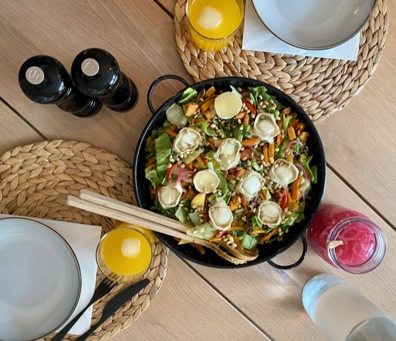Salat med chevre og fersken