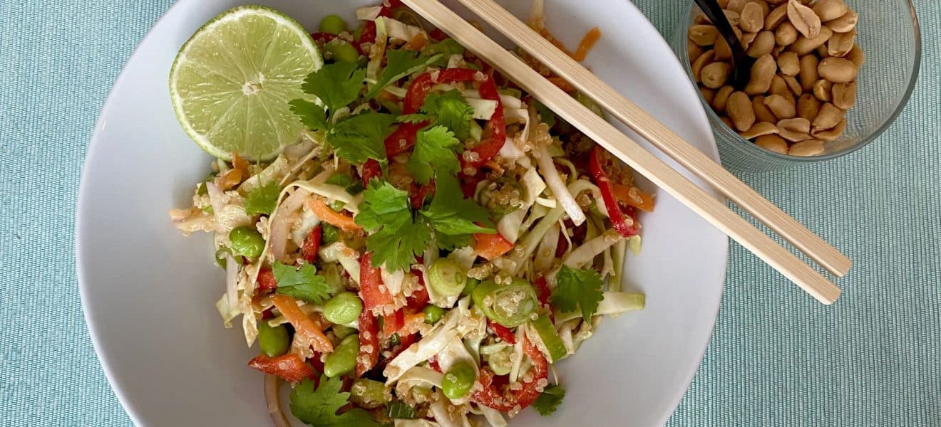 Salat med quinoa, edamame og spicy peanøttdressing