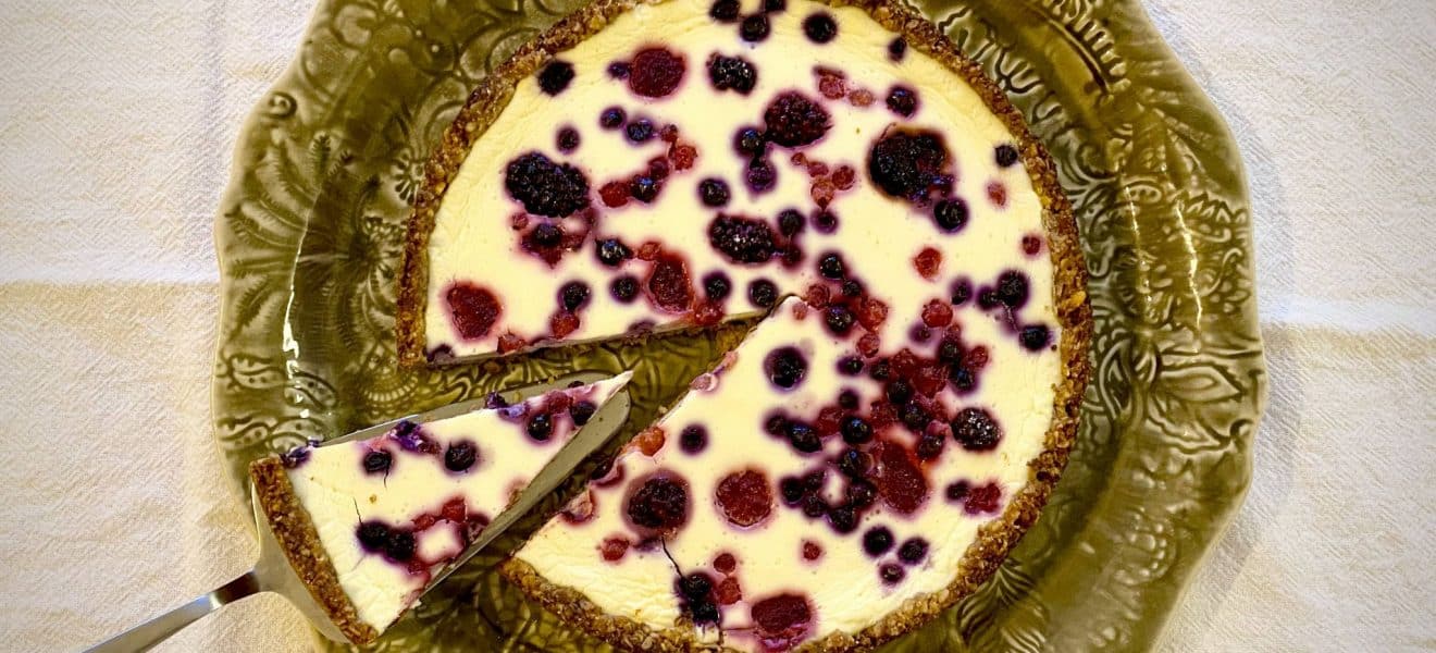 Bakt ostekake med skogsbær – og helt uten tilsatt sukker