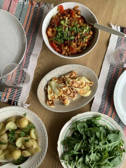 Karrikikerter med halloumi, grønn salat og poteter