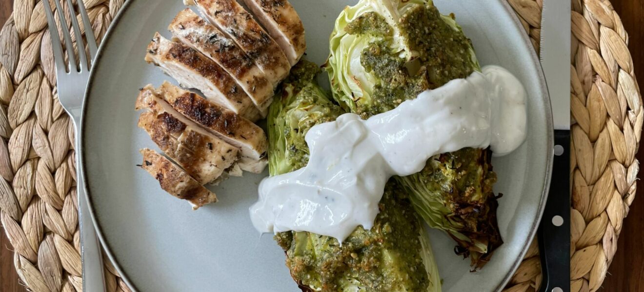 Kylling og pestobakt spisskål med sitronyoghurt