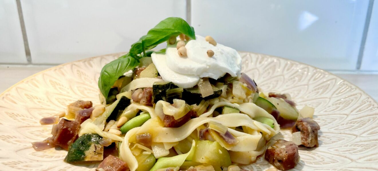Squashpasta med purre og chorizo