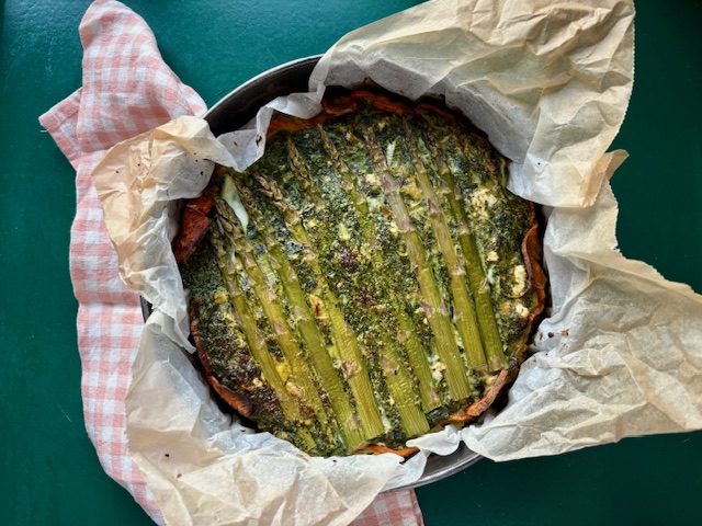 Aspargespai med søtpotetbunn, spinat og feta