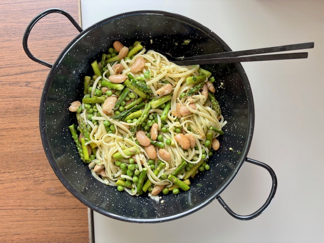 Pasta primavera med pesto og bønner