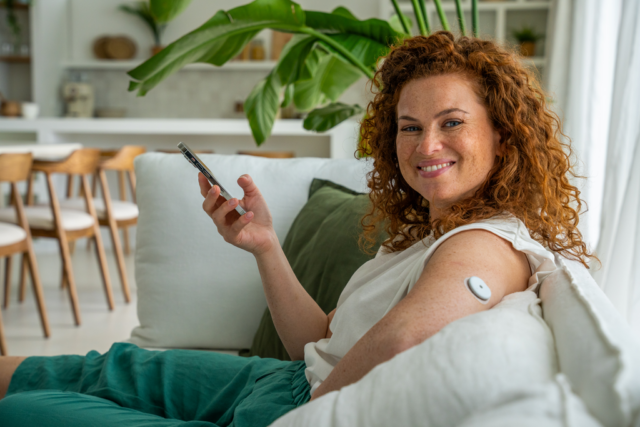 Roche lanserer KI-drevet kontinuerlig glukosemåler i Norge, som tilbyr personer med diabetes både 2-timers og nattlige prediktive varsler