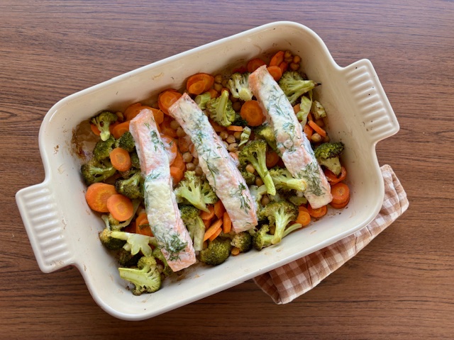 Asiatisk-inspirert salat med lune tomater & speilegg