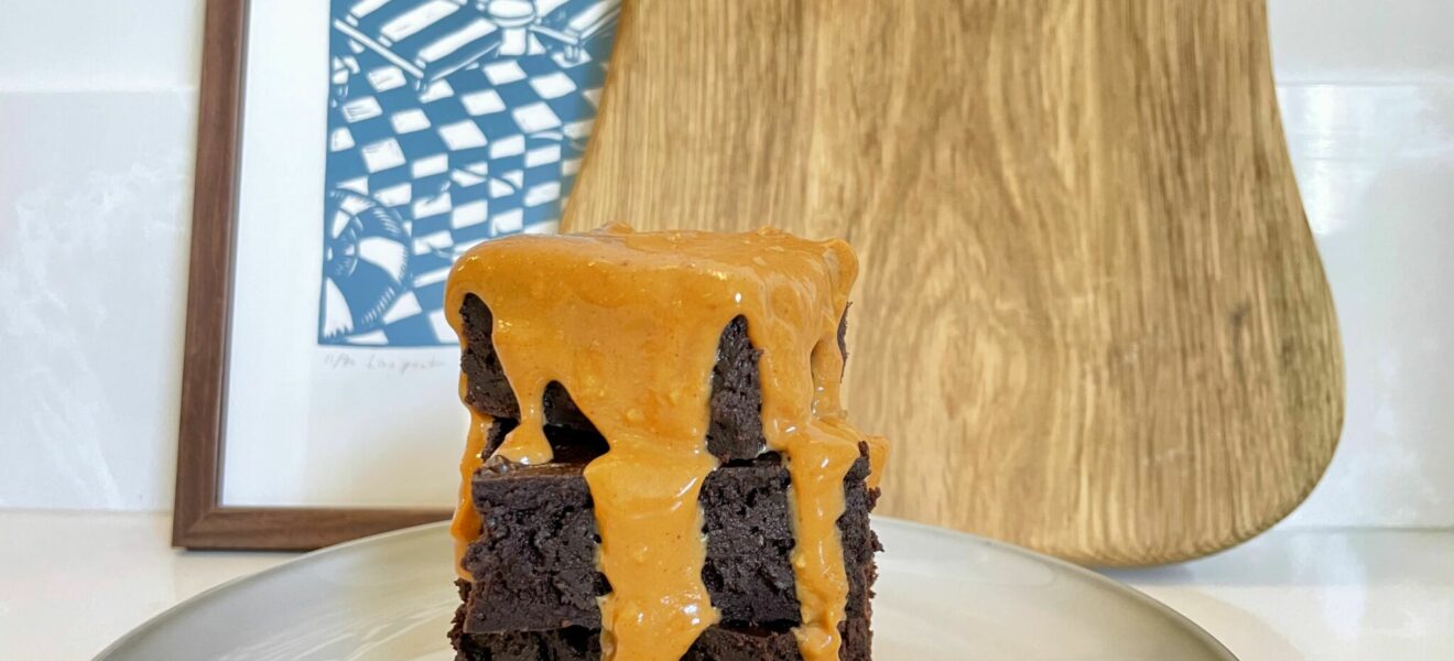 Peanøttbrownie med søt peanøttsaus