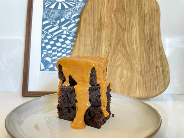 Aspargespai med søtpotetbunn, spinat og feta