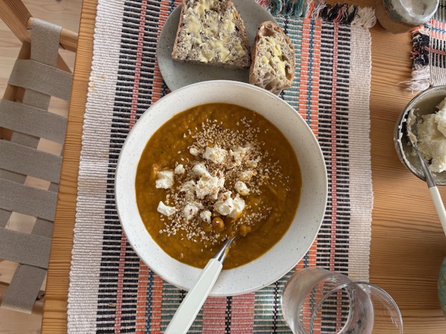 Sensommersalat med halloumi og asparges