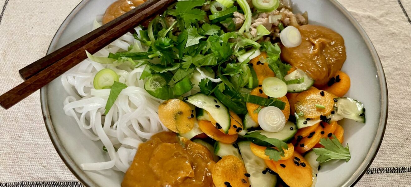 Asiatiske risnudler med svinekjøttdeig, peanøttsaus og syltede grønnsaker