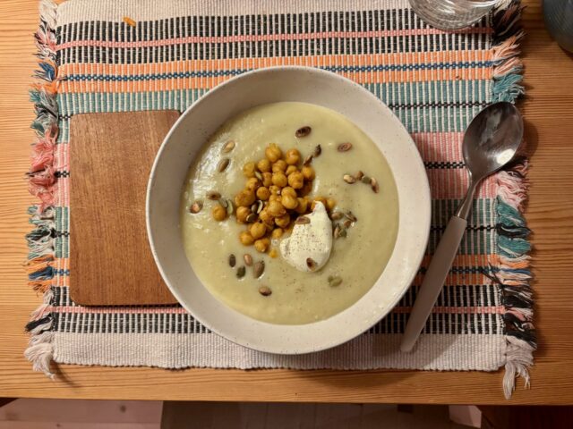 Pasta med cherrytomater og burrata