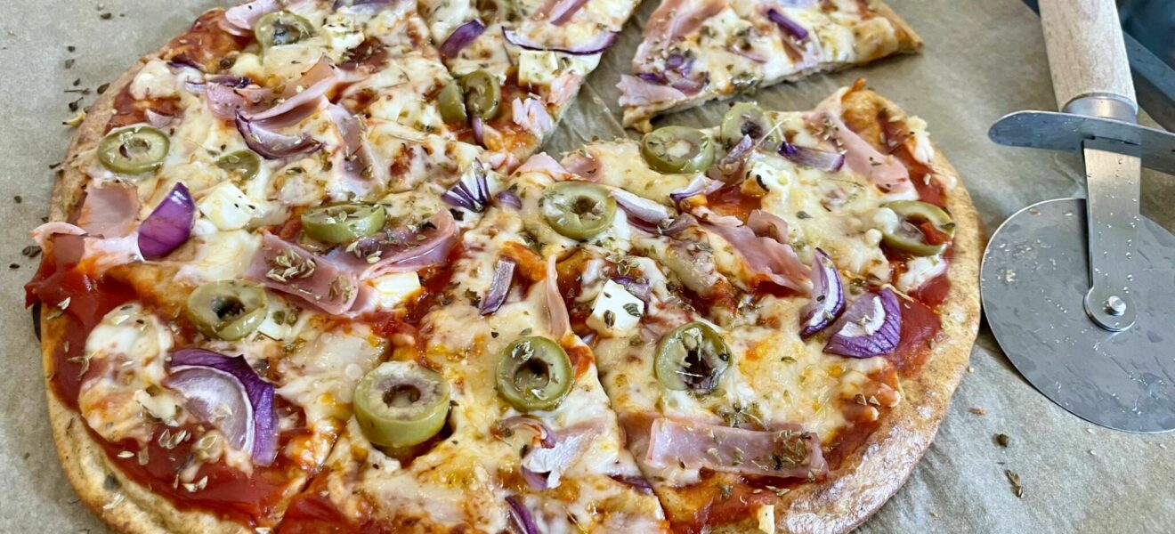 Proteinrik pizza med cottage cheese-bunn