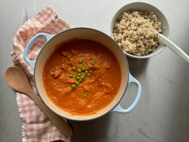 Grønnkålsalat med ovnsbakt sesamlaks