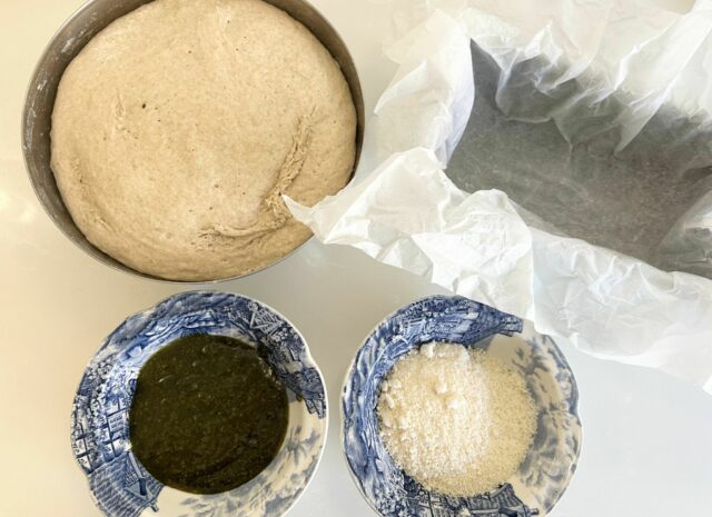 Brøddeig til heving, pesto og parmesan, blir til monkeybread