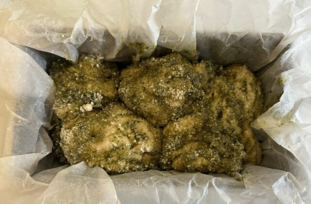 Brøddeig til heving, pesto og parmesan, blir til monkeybread