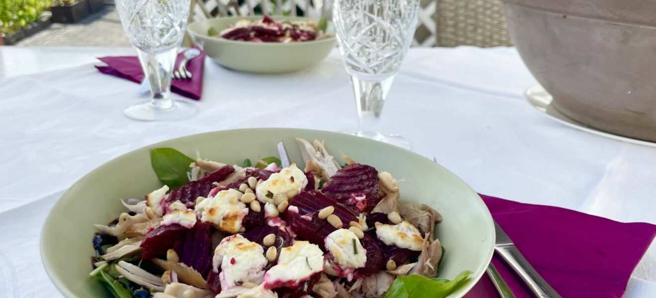 Kyllingsalat med bakt chevre og rødbeter