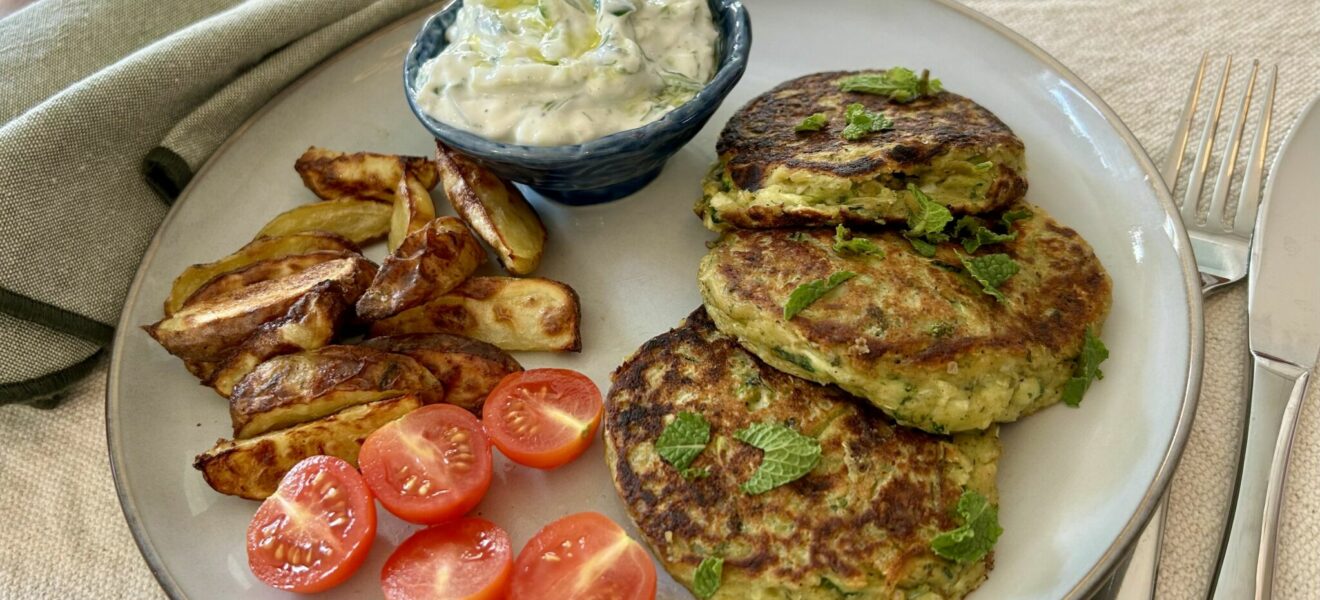 Squashfritters med poteter og tzatziki