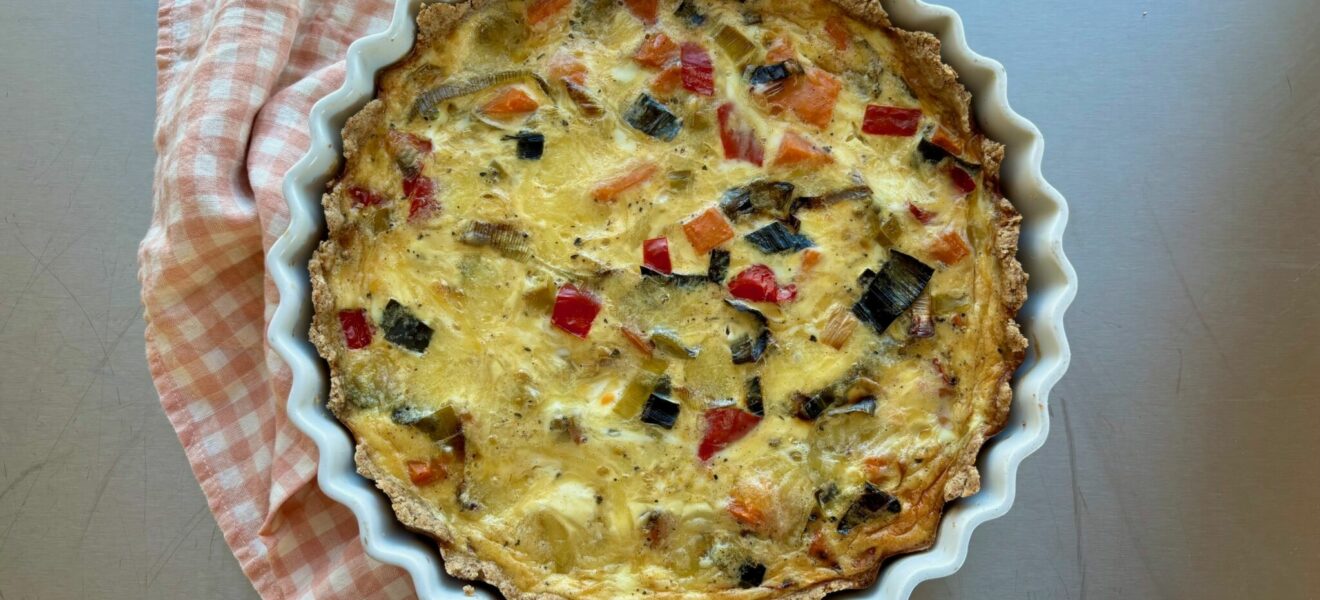 Pai med ost og bakte grønnsaker