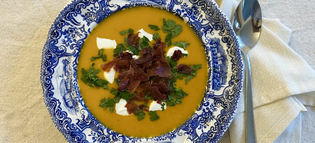 Søtpotet- og gulrotsuppe med gochujang og sprøstekt spekeskinke